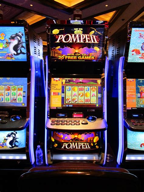Pouco a seis máquinas de slot de casino